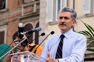 Which party did D'Alema support dissolving?
