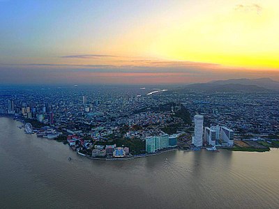 What is the name of Guayaquil's popular waterfront promenade?