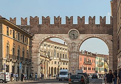 In which century did Verona experience great prosperity under the della Scala family?