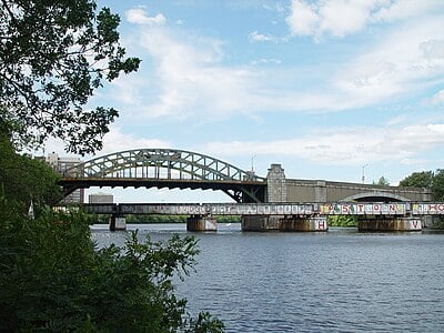Which river runs alongside Boston University's main campus?