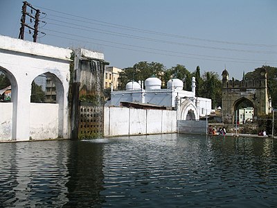 Which fort is a popular tourist attraction near Aurangabad?