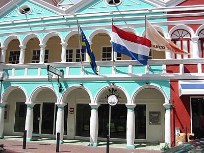 How many quarters does the historic centre of Willemstad consist of?