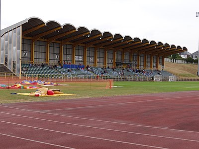 What is the capacity of Jenner Park, the home ground of Barry Town United F.C.?