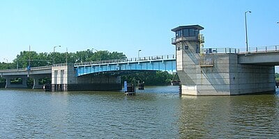 Which bridge in Bay City is named for independence?