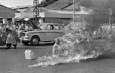 Who took the iconic photograph of Đức's self-immolation?