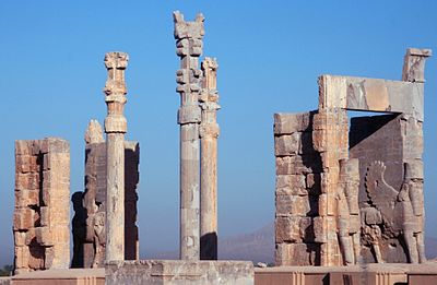 What is the literal translation of the modern Persian name for Persepolis, Takht-e Jamshīd?
