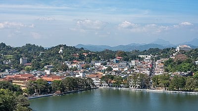 What is the name of the lake in the center of Kandy?