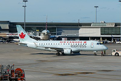 How many scheduled flights does Air Canada operate on average daily, together with its regional partners?