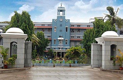 Which famous medical institution is located in Vellore?