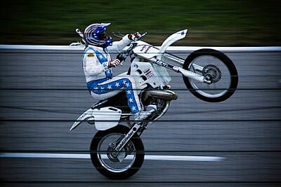 In which year did Robbie Knievel retire from performing stunts?