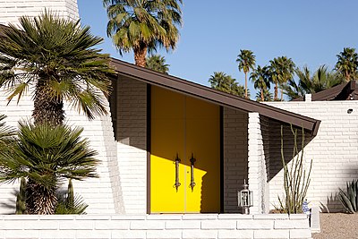 Which famous American cartoonist had a home in Palm Springs and featured the city in his comic strip?