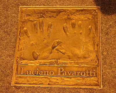 What award did Pavarotti receive from the Italian Republic?