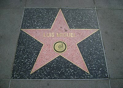 How many consecutive concerts did Luis Miguel hold at the National Auditorium?