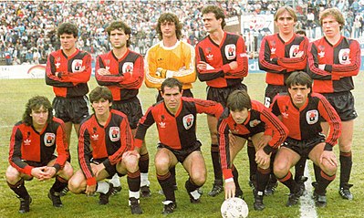 Which famous Argentine striker began his career at Newell's Old Boys?