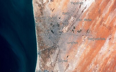 Which ocean borders Nouakchott to the west?