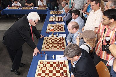 Who did Spassky beat in the semi-final stage of the World Championship in 1974?