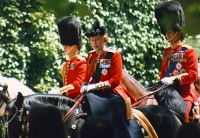 Which branch of the military did Elizabeth II serve in?