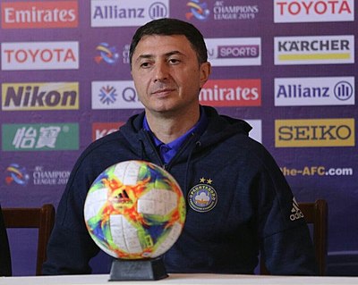 Which club is Arveladze currently managing?
