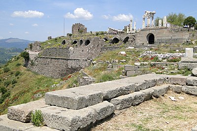 What type of rock forms the acropolis of Pergamon?