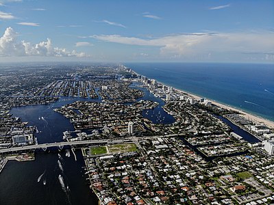 What is the average year-round temperature in Fort Lauderdale?