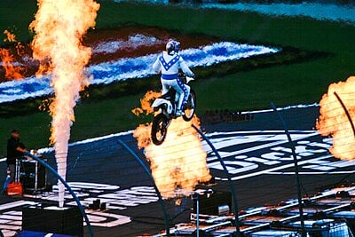 Which famous landmark did Robbie Knievel jump across in 2008?