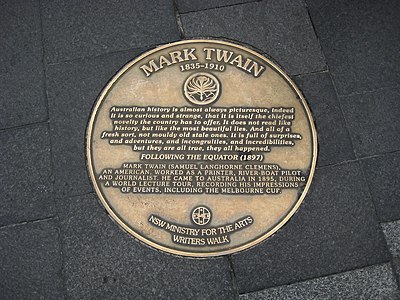 What is the location of Mark Twain's burial site?