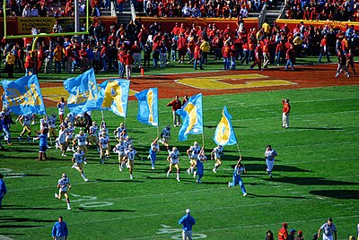 How many varsity sports programs does UCLA offer for men?