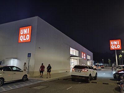 Which famous British designer has collaborated with Uniqlo?