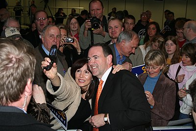 Between which years did Huckabee host a daily radio program?