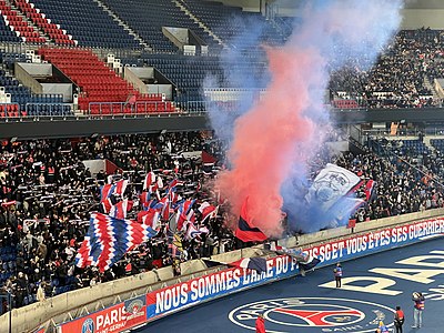 What is the capacity of PSG Féminine's home ground, Stade Jean-Bouin?