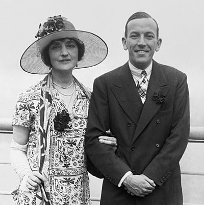 What is Noël Coward known for wearing?