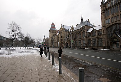 Which UK university is ranked just ahead of the University of Manchester in terms of research grants and contracts income?