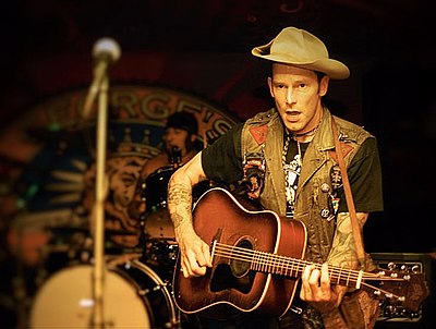 At what places did Hank Williams frequently perform early in his career?