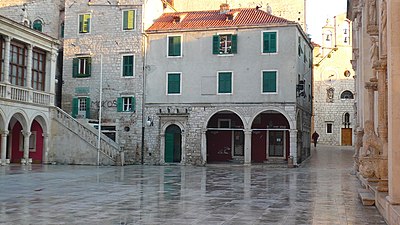 Which county is Šibenik the center of?