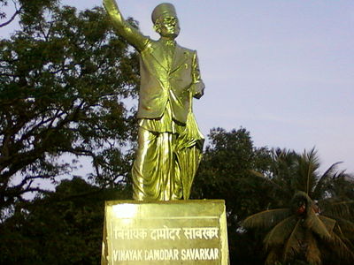 Which college did Vinayak Damodar Savarkar attend in Pune?