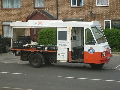 How many wheels did Wales & Edwards' most famous milk floats have?
