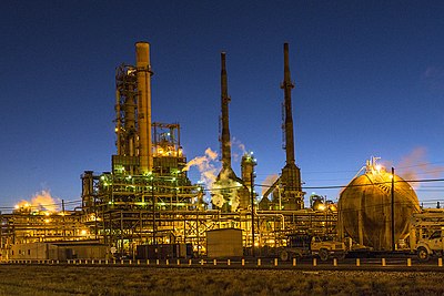 What is the name of the largest oil refinery in Port Arthur?