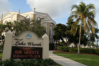 What is the historic neighborhood listed on the National Register of Historic Places in Lake Worth Beach?