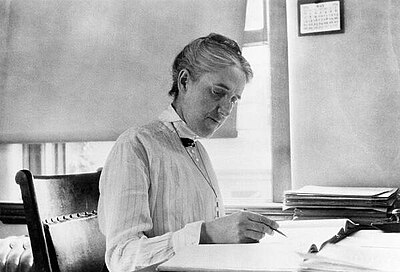 What objects did Henrietta Swan Leavitt use to measure the universe's expansion?