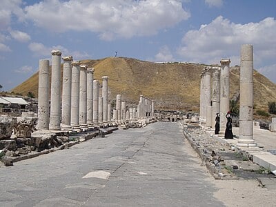 What caused the decline of Beit She'an after the Arab conquest?