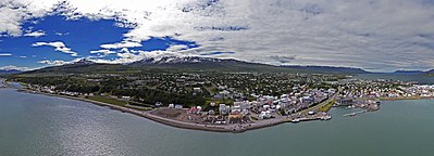 What is the primary industry in Akureyri?