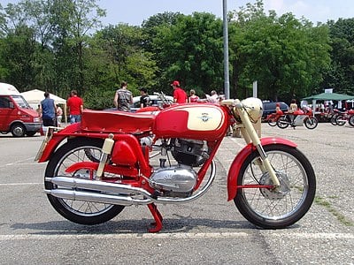Which famous Italian motorcycle racer won multiple championships with MV Agusta?