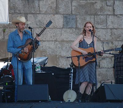 Which song did Gillian Welch provide additional lyrics for in O Brother, Where Art Thou?