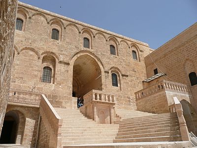 What is the main transportation method in Mardin's old town?