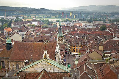What is the name of the mountain that overlooks Solothurn?