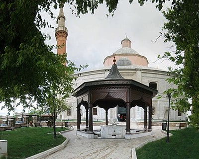 Which famous Ottoman architect designed many buildings in Bursa?