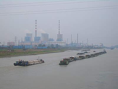 Which river does Yangzhou sit on the north bank of?