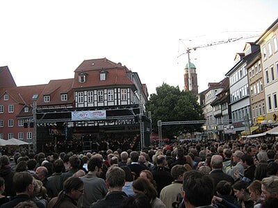 Which of the following cities or administrative bodies are twinned to Göttingen?[br](Select 2 answers)