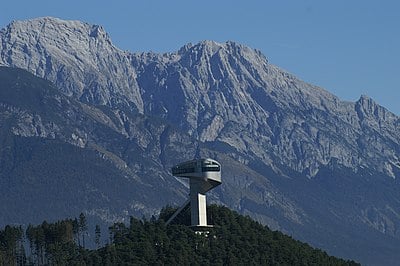 Which two mountains are located to the south of Innsbruck?