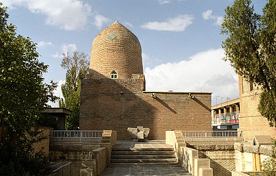 Which famous Persian polymath has a monument in Hamadan?